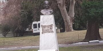 Robaron la placa del monumento a Evita en el Cementerio de la Chacarita (Foto: Clarín)