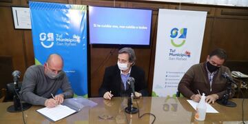 Emir Félix con Gabriel Bessone de la Cámara de Turismo y Carlos Torelli de la Cámara de Comercio