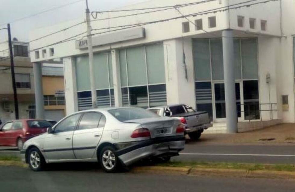 Choque en cadena en avenida Savio provocó daños en uno de los vehículos