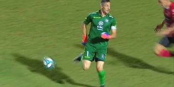 El experimentado arquero resolvió con un taco para neutralizar una peligrosa contra\u002E