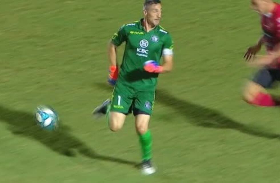 El lujo de Caranta en la parte más caliente del partido con Patronato