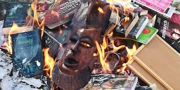 Sacerdotes polacos queman libros de Harry Potter (Facebook/@smsznieba)