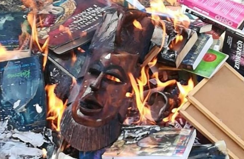 Sacerdotes quemaron libros de Harry Potter por ir contra el ''respeto a Dios''