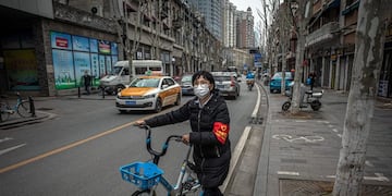 Una mujer usa máscara en Wuhan, China, epicentro del coronavirus (EFE/EPA/ROMAN PILIPEY)