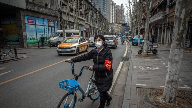 Una mujer usa máscara en Wuhan, China, epicentro del coronavirus (EFE/EPA/ROMAN PILIPEY)