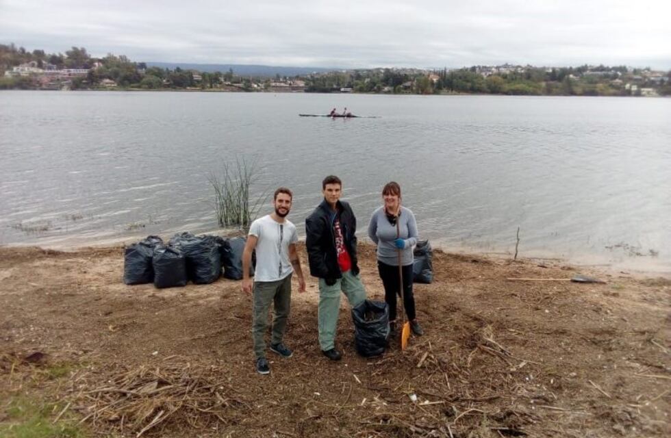 Unidos y solidarios: McAfee, Bomberos y Amigos del lago San Roque limpiarán las costas en Carlos Paz