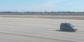 Vehículo en pista aeropuerto de Lyon Saint-Exupéry