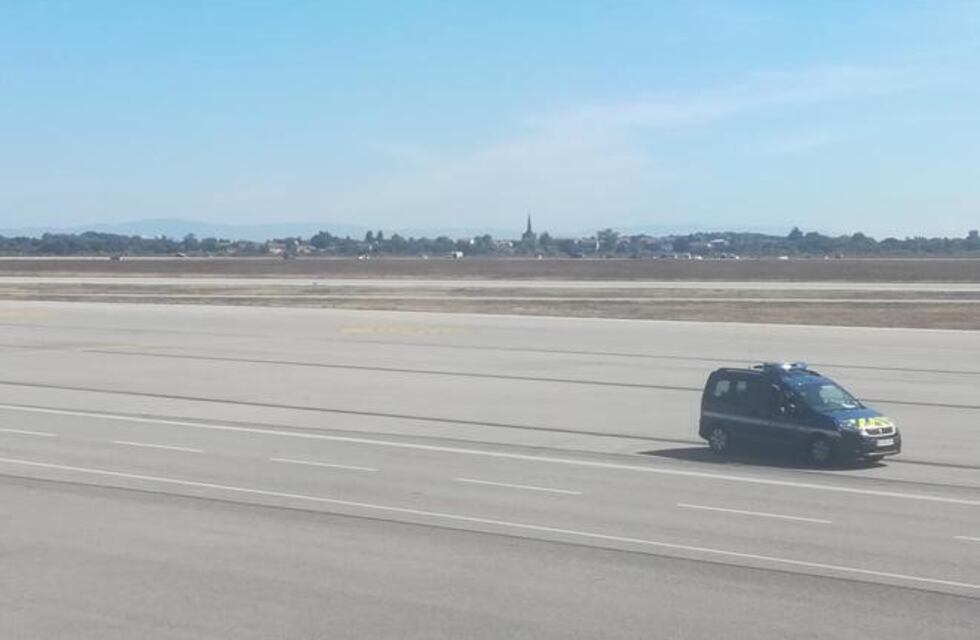 Un conductor se metió en la pista del aeropuerto de Lyon