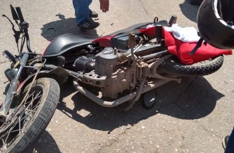 Una motocicleta chocó contra un vehículo en Jesús María