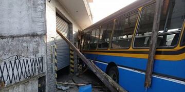 Delincuente robó un colectivo y lo chocó contra una casa (Web)