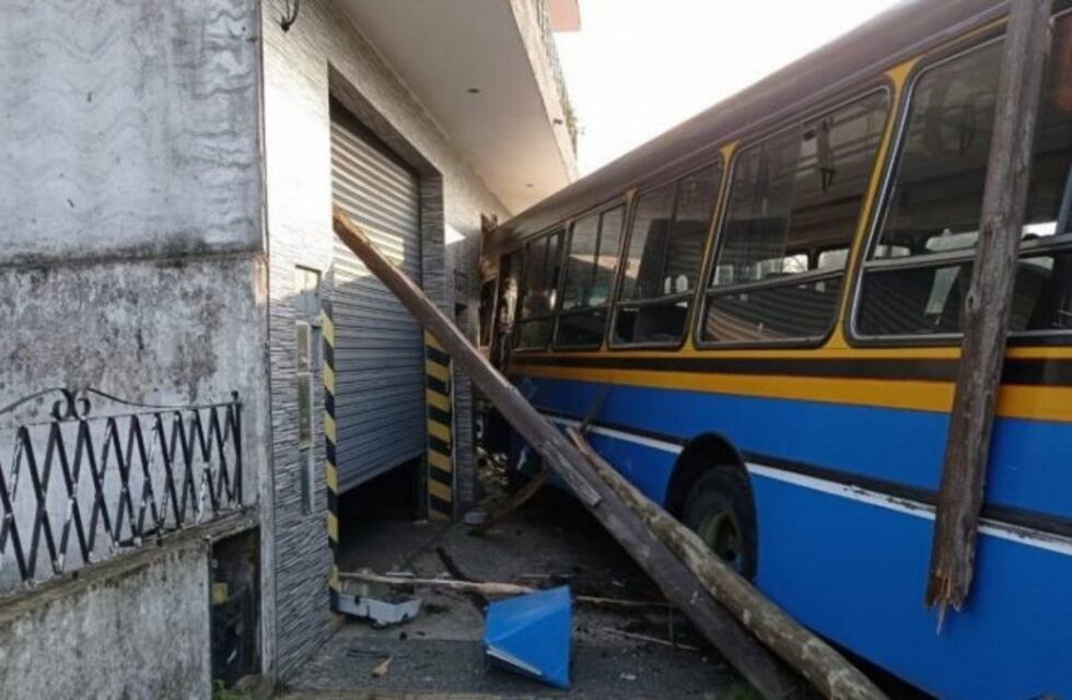 Robó un colectivo en San Justo con una pistola de juguete y chocó contra una casa