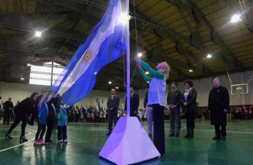 El Intendente Gustavo Melella encabezó el acto por el 203º Aniversario de la Independencia