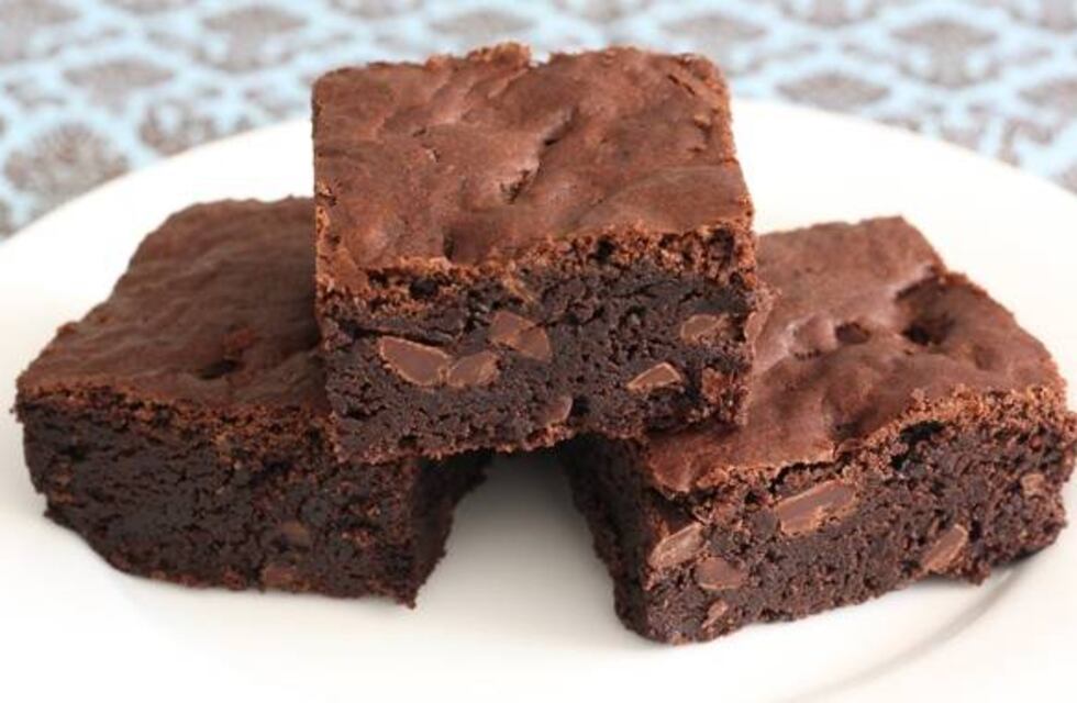 Merendá sabroso sin perder el tiempo: receta de brownies con cacao en polvo