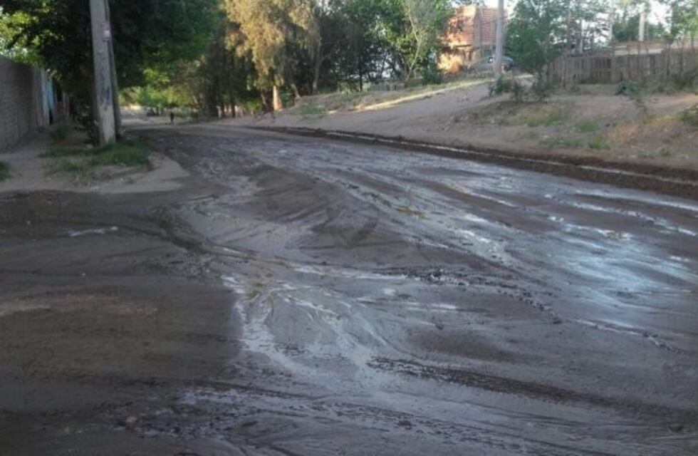 Vecinos se quejan por el olor a cloaca que sale de los desbordes en Gran Neuquén Norte