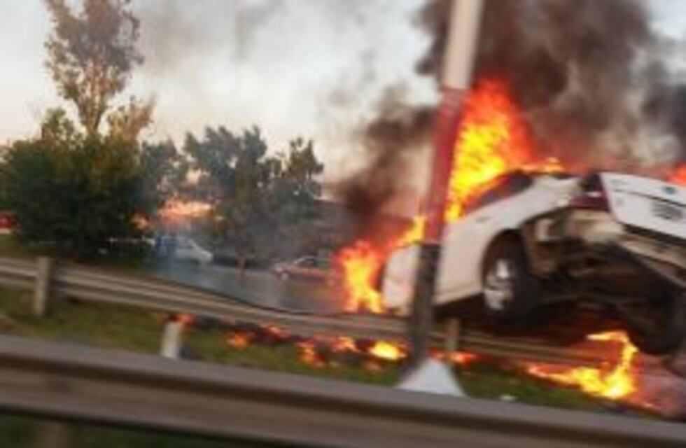 Terrible accidente en Circunvalación terminó con el auto en llamas
