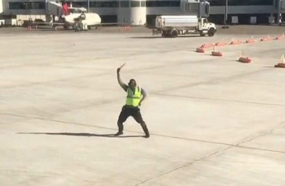 El baile del empleado de una aerolínea en la pista que se hizo viral