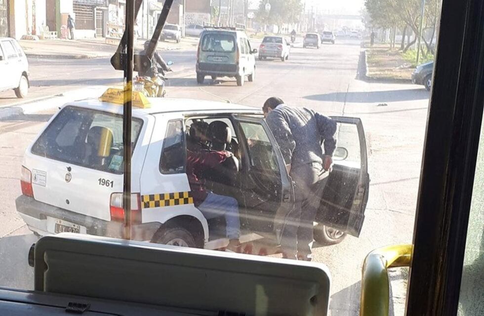 Un chofer paró su recorrido y ayudó a una abuela que se pasó de parada