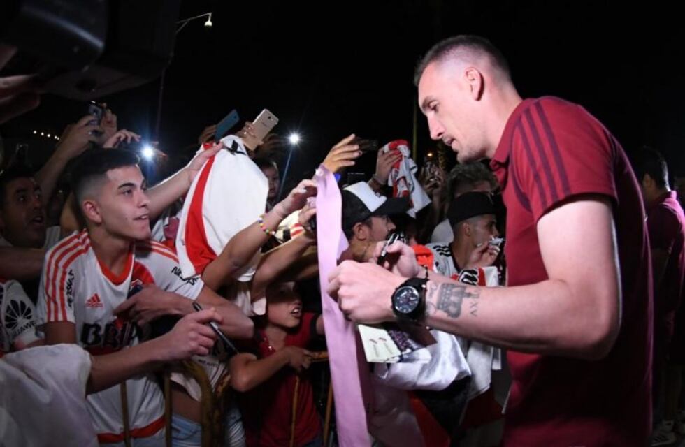 River está en Mendoza y cientos de hinchas fueron a recibirlo