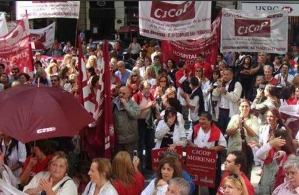 Médicos bonaerenses de paro instalaron una carpa sanitaria en el Obelisco en reclamo de paritarias