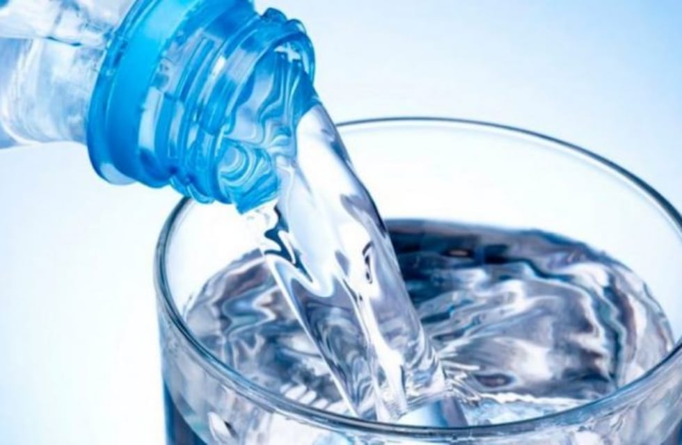 La ANMAT prohibió la venta de un agua mineral, leche en polvo, un aceite y dulces regionales