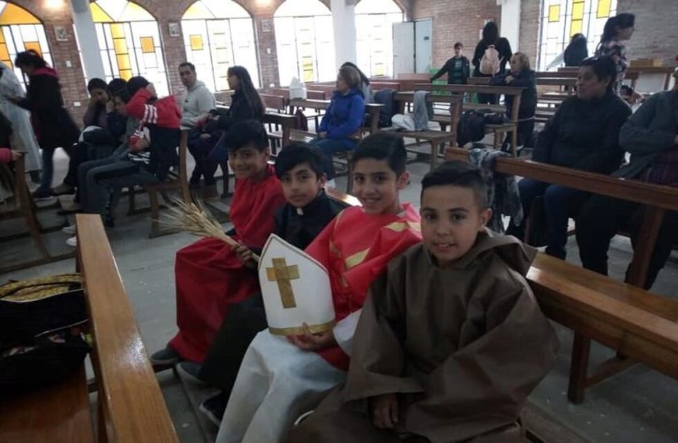 Punta Alta: Los niños se vistieron de Santos