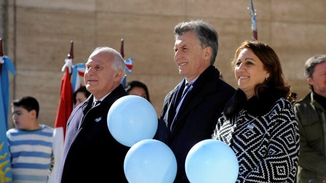 El presidente Mauricio Macri junto al gobernador Miguel Lifschitz y la intendenta Mu00f3nica Fein en los festejos por el Du00eda de la Bandera.