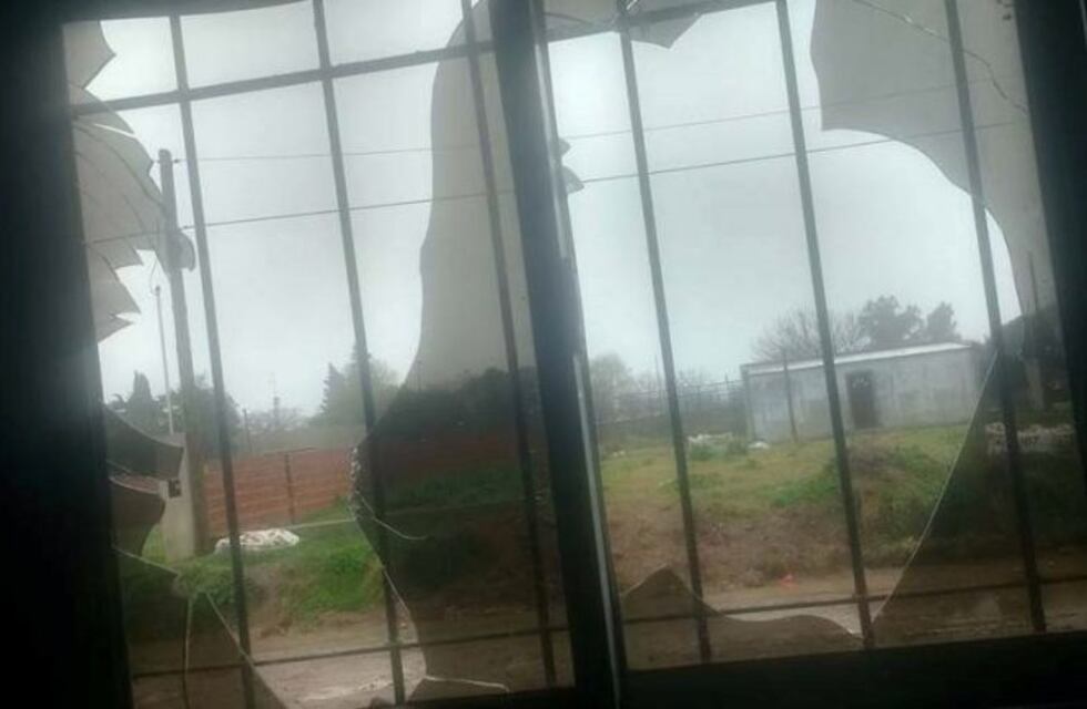 Los asaltaron de madrugada y se llevaron hasta las canillas y mangueras que había afuera de la casa