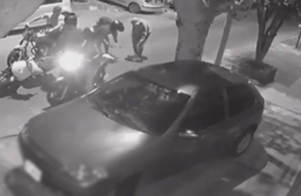 Ataque "piraña" de motochorros en Sáenz Peña: robaron una moto y celulares y golpearon a dos jóvenes