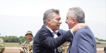 Hugo Passlacqua recibe al presidente Mauricio Macri en Puerto Iguazú\u002E