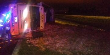 El camión volcó a la altura de Funes y su chofer terminó hospitalizado\u002E (Ministerio de Seguridad)