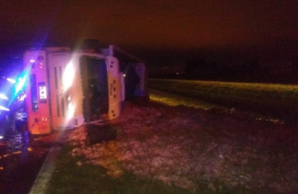 Camión volcó tras rozar con otro transporte que se dio a la fuga