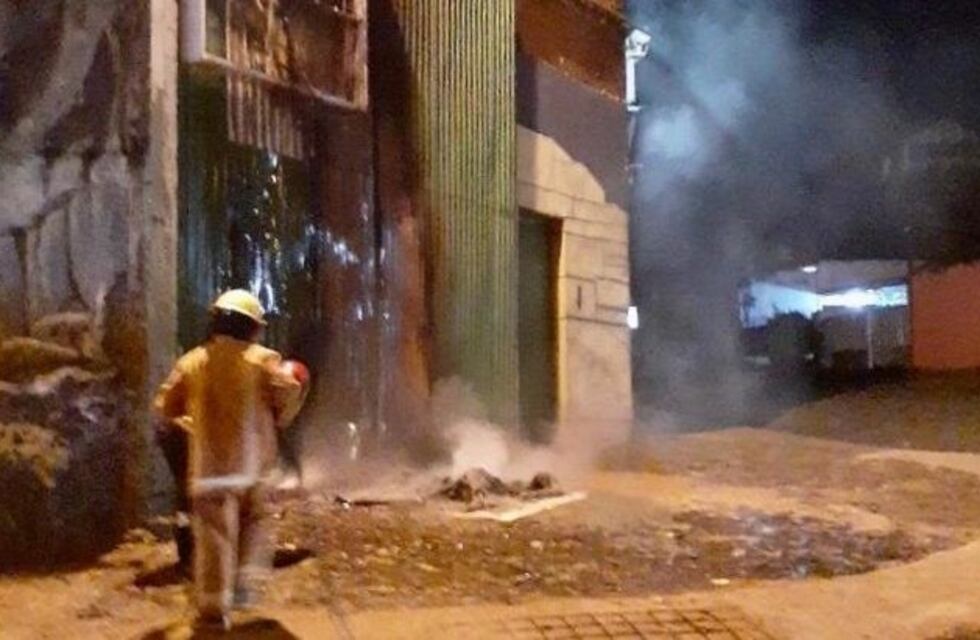 El rápido accionar de los Bomberos evitó el incendio de un reconocido depósito