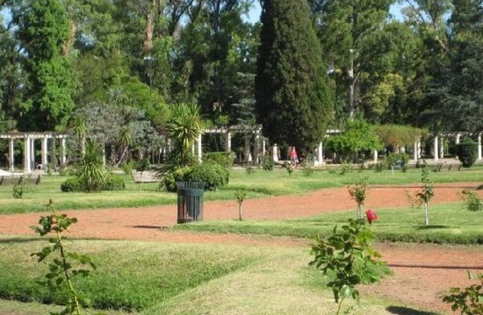 Por el robo de rosas el municipio contrató seguridad privada en el parque Independencia