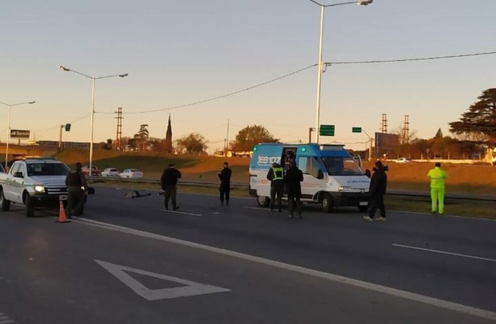 Murió motociclista en un accidente en Circunvalación que incluyó una bicicleta y una camioneta