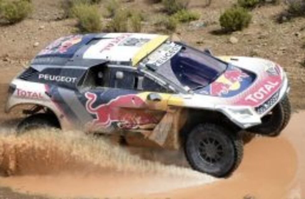 Dakar: el francés Peterhansel chocó y fracturó a un motociclista