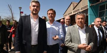 Marcos Peña, Rodolfo Suarez -intendente de Capital- y Alfredo Cornejo caminando Tecnópolis\u002E