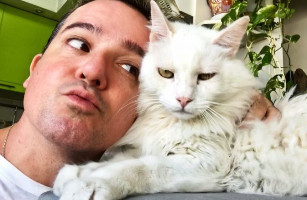 Insólito: el descuido de Charly G que terminó con su gato prendido fuego