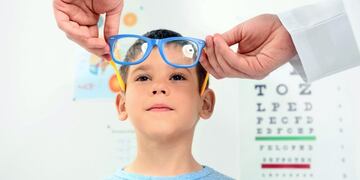 Antes los lentes se hacían de vidrio, pero ahora la mayoría son de plástico, más seguros, livianos y flexibles\u002E (Archivo Rumbos)