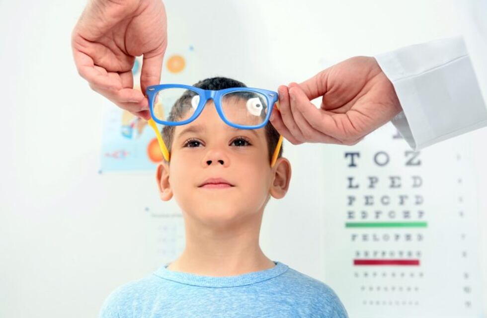 Por qué es tan importante usar los anteojos que te indica el oftalmólogo (y no los que venden en la farmacia)