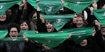 Activistas por la despenalización del aborto sostienen pañuelos verdes durante una marcha para conmemorar su lucha, en el aniversario del debate parlamentario sobre la ley del aborto que recibió el voto negativo del Senado, el 8 de agosto de 2019 en Buenos Aires (Argentina)\u002E EFE/Aitor Pereira