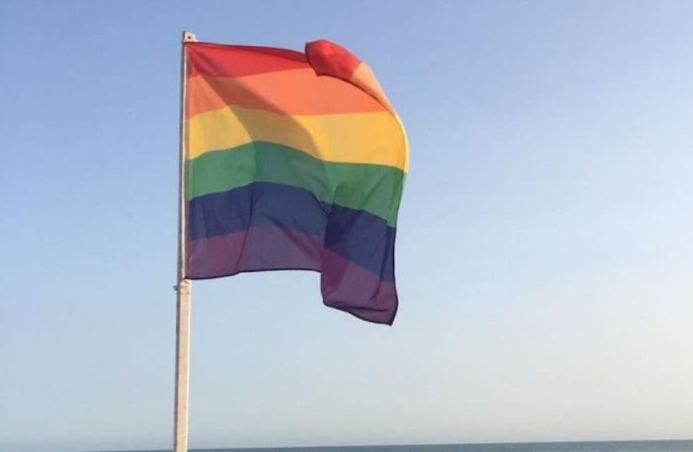 Banderas LGBT flamean en balnearios marplatenses