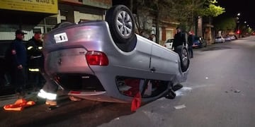 Chocó contra tres autos estacionados, volcó y salió ilesa