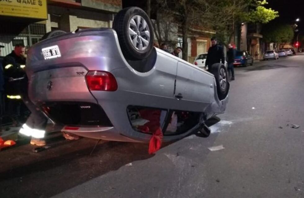 Una mujer salió ilesa tras chocar contra tres autos y un vuelco