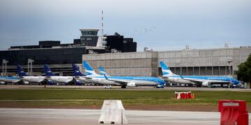 Los aviones Aerolineas Argentinas durante una huelga de 24 horas convocada por pilotos y otro personal, días antes de que el país organice una reunión del G20, en el aeropuerto de Buenos Aires, Argentina, 26 de noviembre de 2018\u002E Crédito: REUTERS / Agustin Marcariano\u002E