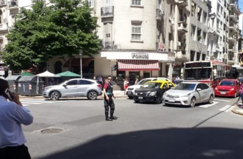 Taxistas protestaron frente a la AFA por el nuevo acuerdo con Uber