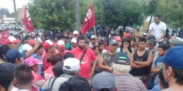 Productores frutihortu00edcolas cortan la ruta 2.