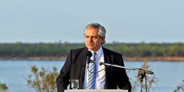 Handout photo released by Argentina's Presidency of Argentine President Alberto Fernandez speaking backgrounded by the Parana river in Puerto General San Martin, Santa Fe province, Argentina on August 28, 2020\u002E - Fernandez announced a federal agreement for the Paraguay-Parana waterway before a recorded message extending the lockdown against the spread of the new coronavirus until September 20 was broadcasted\u002E (Photo by ESTEBAN COLLAZO / PRESIDENCIA / AFP) / RESTRICTED TO EDITORIAL USE - MANDATORY CREDIT AFP PHOTO / ARGENTINIAN PRESIDENCY / ESTEBAN COLAZO - NO MARKETING NO ADVERTISIGN CAMPAIGNS -DISTRIBUTED AS A SERVICE TO CLIENTS