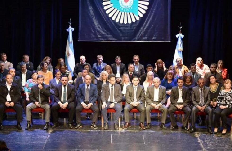 Policías pampeanos recibieron anillos en reconocimiento a la trayectoria