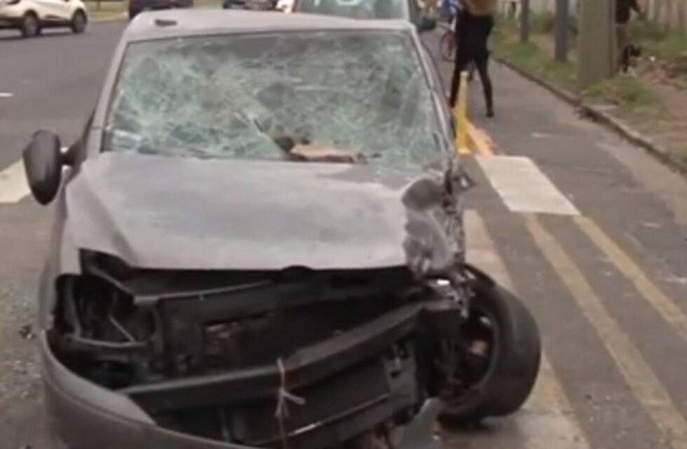 Se accidentó en la autopista a Buenos Aires, le llevaron el auto a su casa y se lo desmantelaron