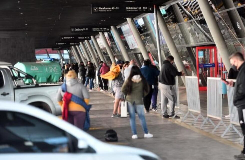 Coronavirus en Córdoba: largas colas en la Terminal por los testeos